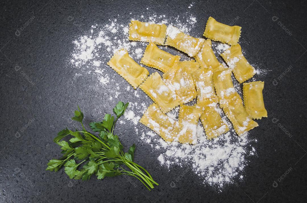 Ravioli e salsa em pó com farinha de trigo na aba de granito