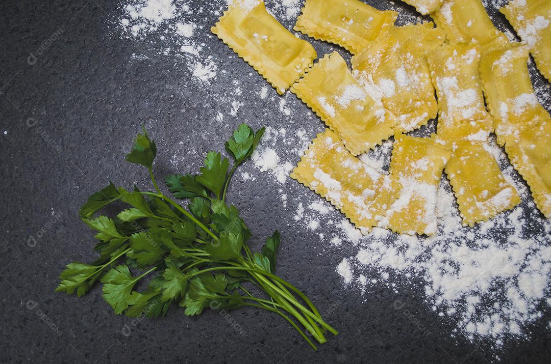 Ravioli e salsa em pó com farinha de trigo na aba de granito