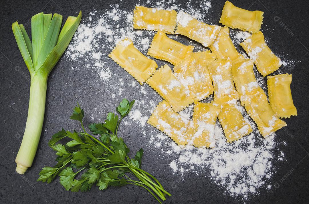 Ravioli, salsa e alho-poró em pó com farinha de trigo no gran