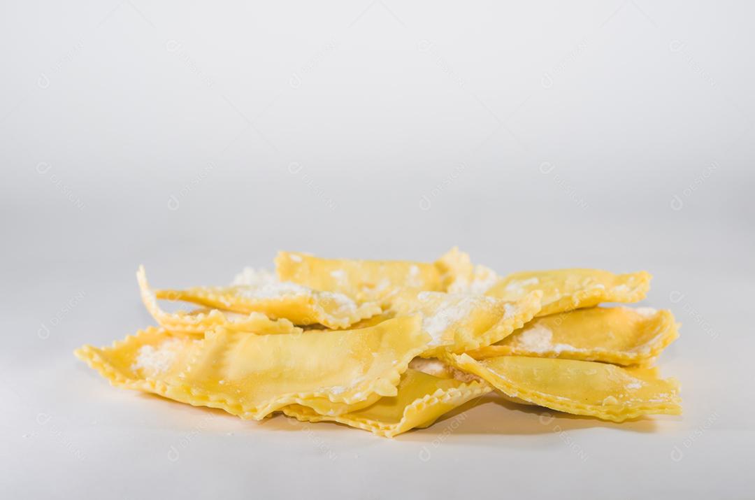 Ravioli de passas em fundo branco para vários usos.