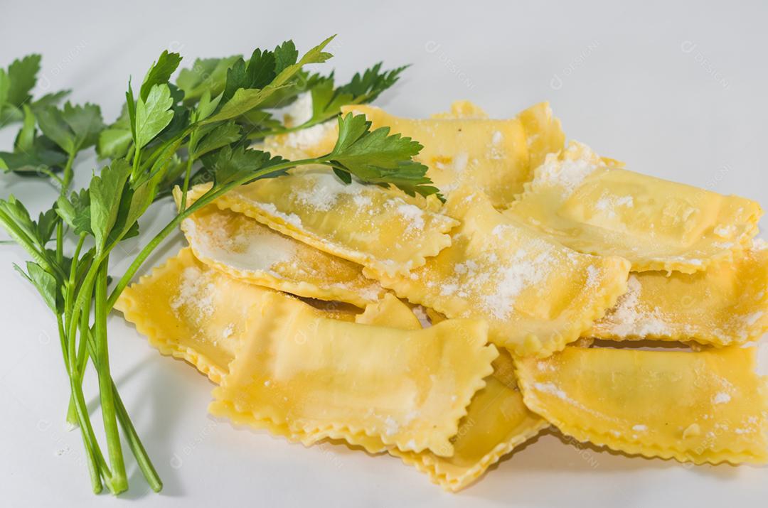 Ravioli de passas com salsa no fundo branco