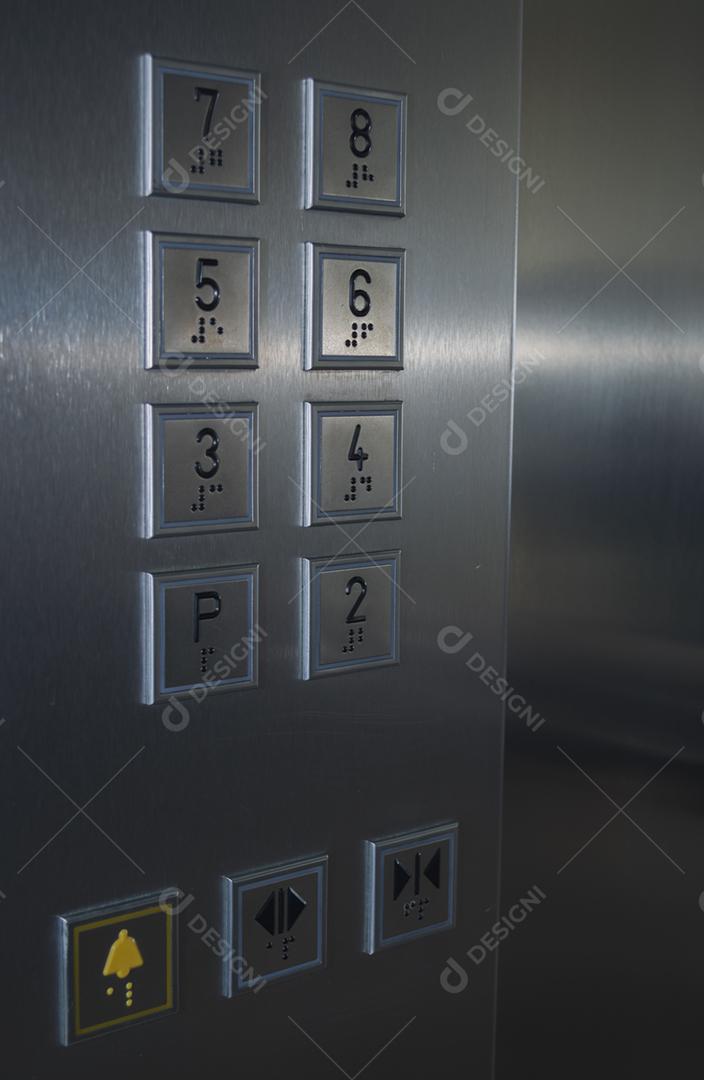 Painel de comando do elevador, acabamento em inox, sete andares.