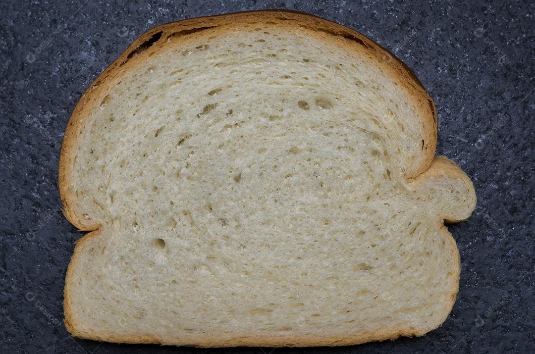 Fatia de pão em cima do tampo de granito preto