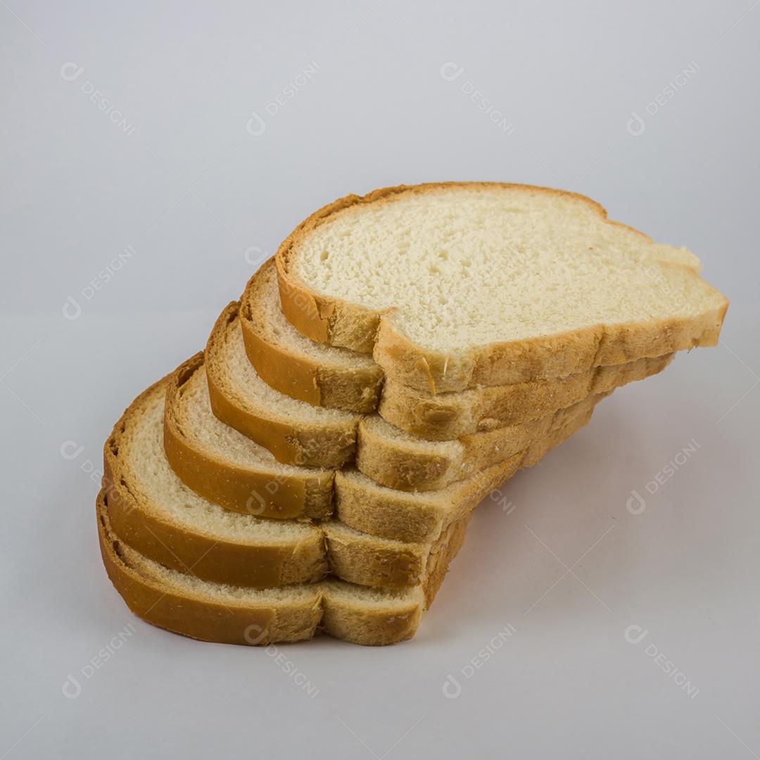 Bando de fatias de pão de sanduíche no fundo branco