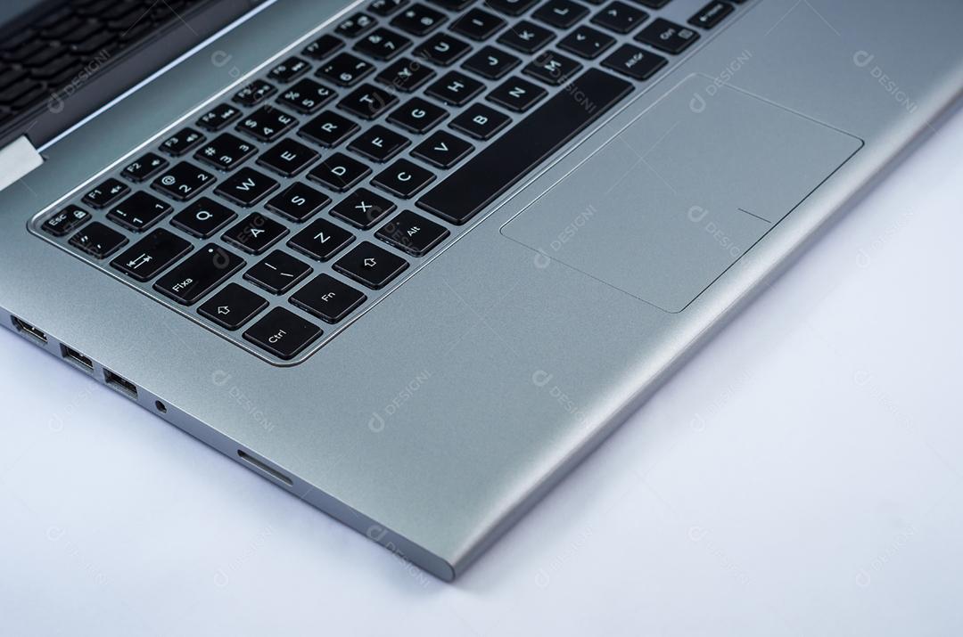 Belo laptop em fundo branco, tecnologia, cinza.