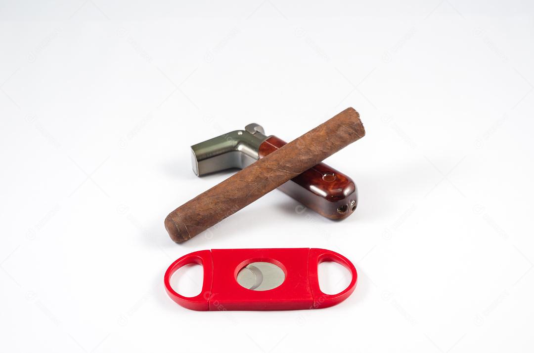 Charuto cubano com isqueiro em fundo branco, cultura cubana, elegância.