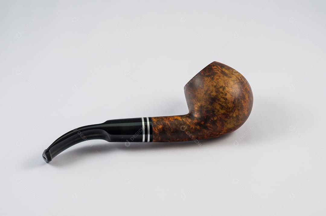 Cachimbo de madeira no fundo branco, fumaça picada, cachimbo, fumar.