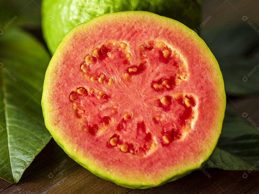 Linda goiaba vermelha fresca, fruta de outono em fundo rústico de madeira