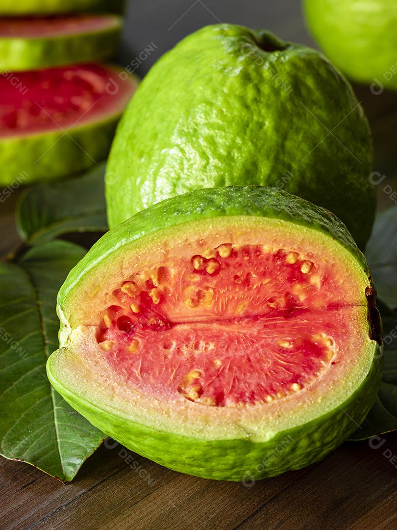 Linda goiaba vermelha fresca, fruta de outono em fundo rústico de madeira