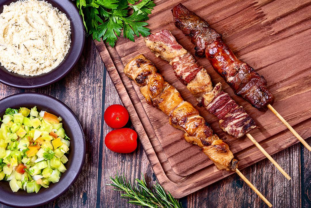 Kebab - Meat grilled on the board, with flour and vinaigrette salad.