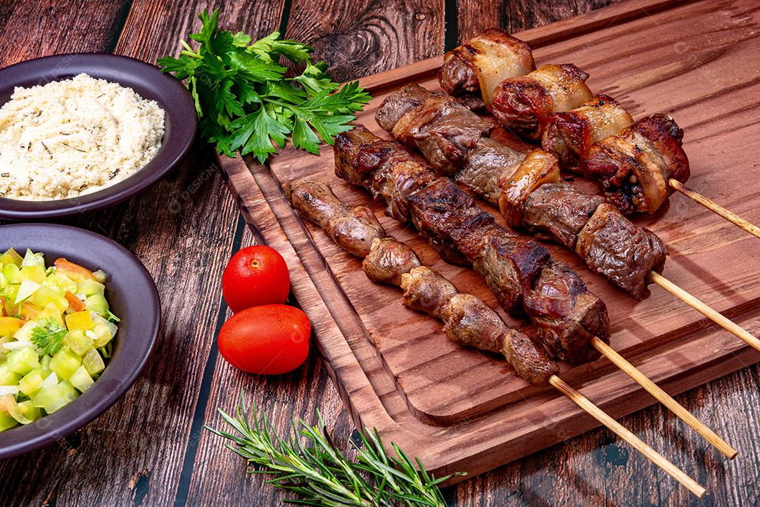 Kebab - Carne grelhada na tábua, com farinha e salada de vinagrete.