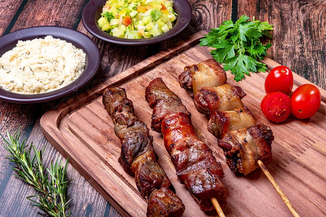 Kebab - Carne grelhada na tábua, com farinha e salada de vinagrete.