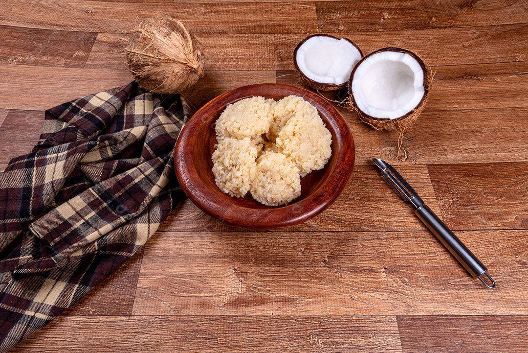 Deliciosa cocada baiana. Doce de coco tradicional brasileiro