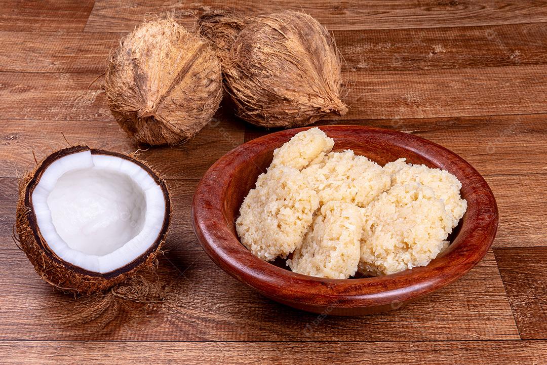 Deliciosa cocada baiana. Doce de coco tradicional brasileiro