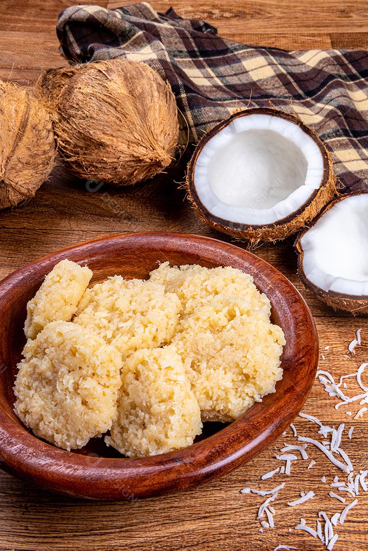 Deliciosa cocada baiana. Doce de coco tradicional brasileiro