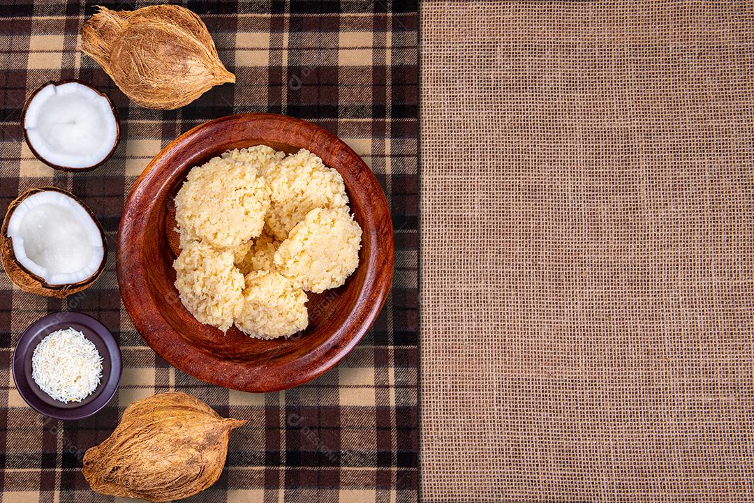 Deliciosa cocada baiana. Doce de coco tradicional brasileiro