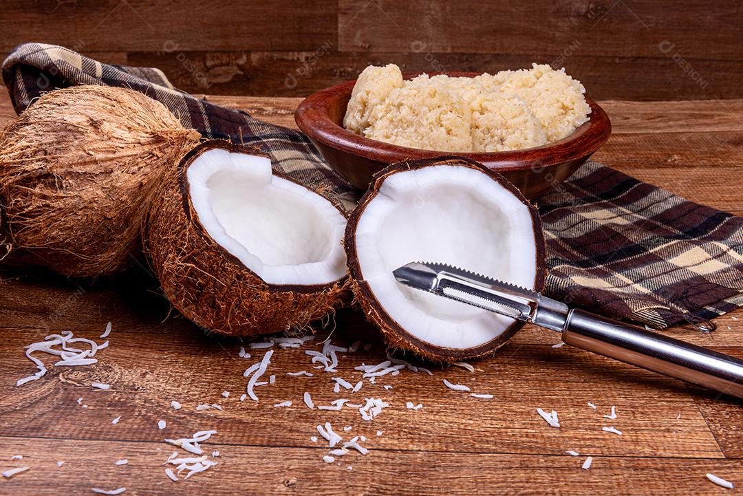 Doce de coco na mesa de madeira. Doce tradicional do Brasil