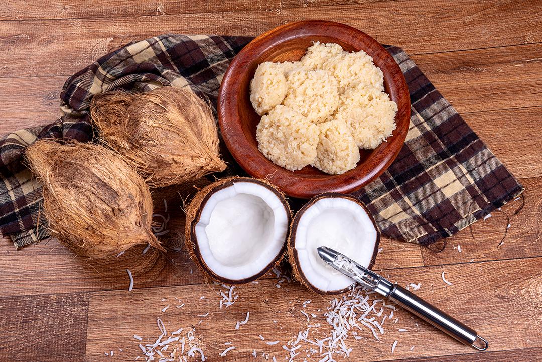 Coco de coco na mesa de madeira. Doce tradicional do Brasil