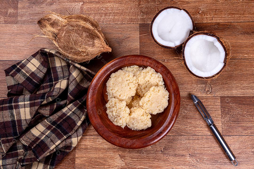 Cocada deliciosa. Doce de coco brasileiro na mesa de madeira