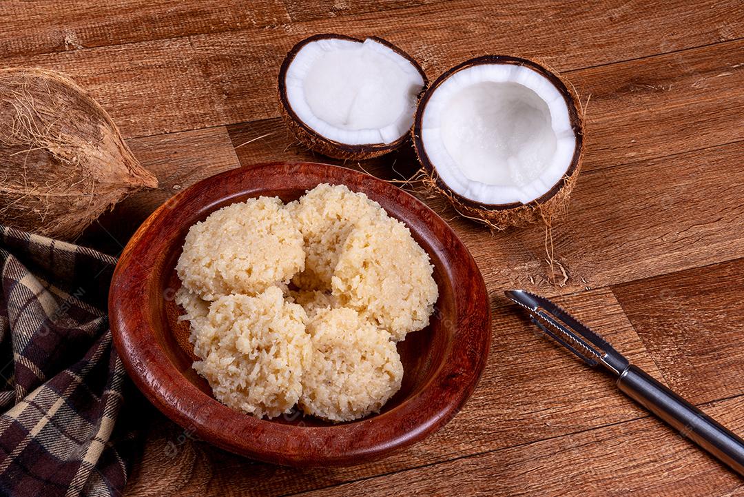 Cocada deliciosa. Doce de coco brasileiro na mesa de madeira