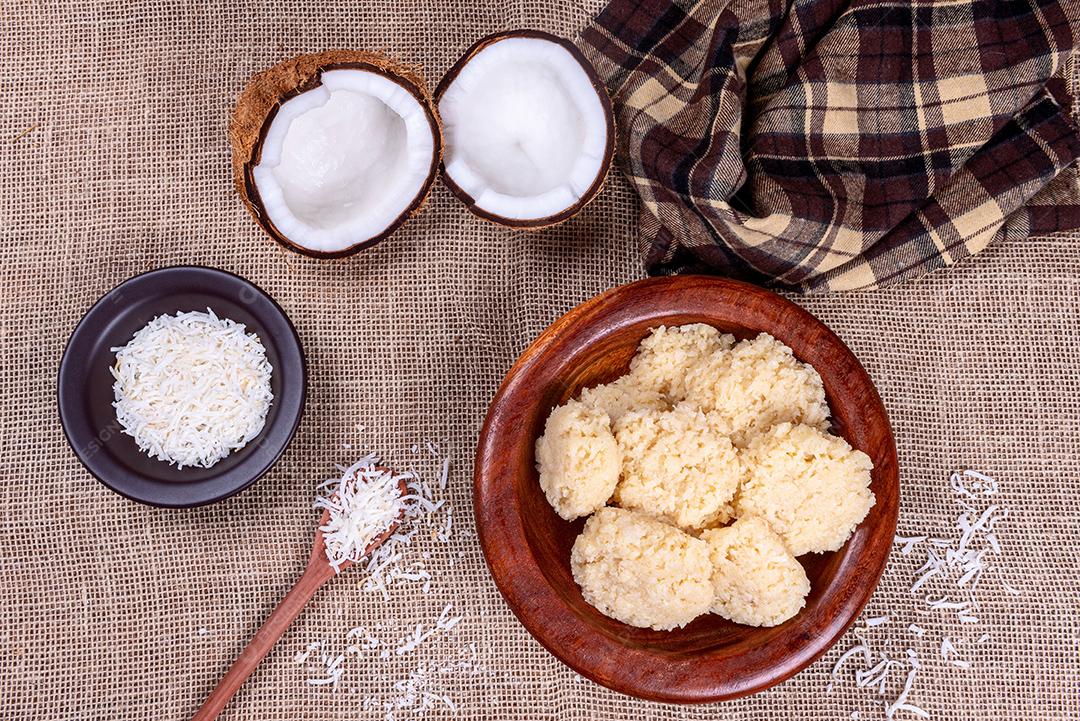 Deliciosa cocada. Doce de coco brasileiro em mesa de madeira