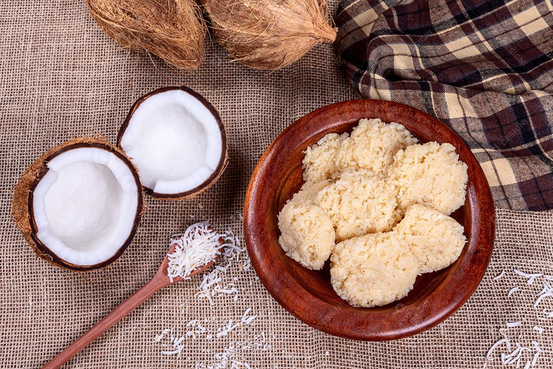Deliciosa cocada. Doce de coco brasileiro em mesa de madeira