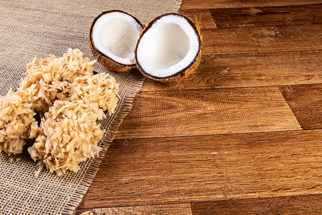 Cocada na mesa de madeira. Doce de coco tradicional de Brasil