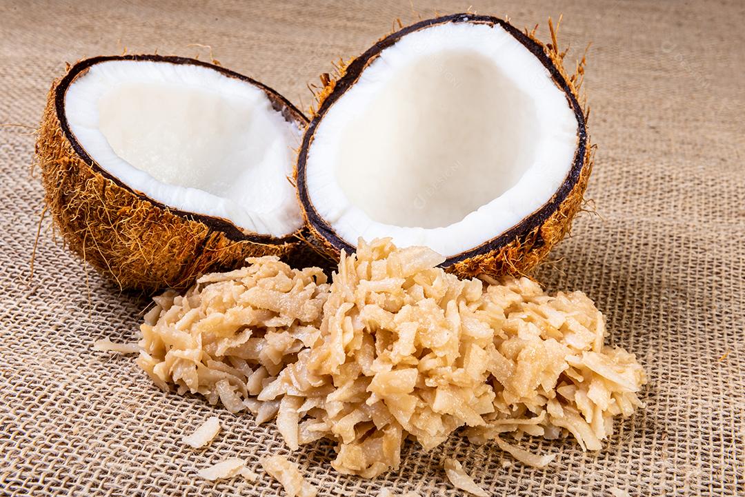 Cocada na mesa de madeira. Doce de coco tradicional de Brasil