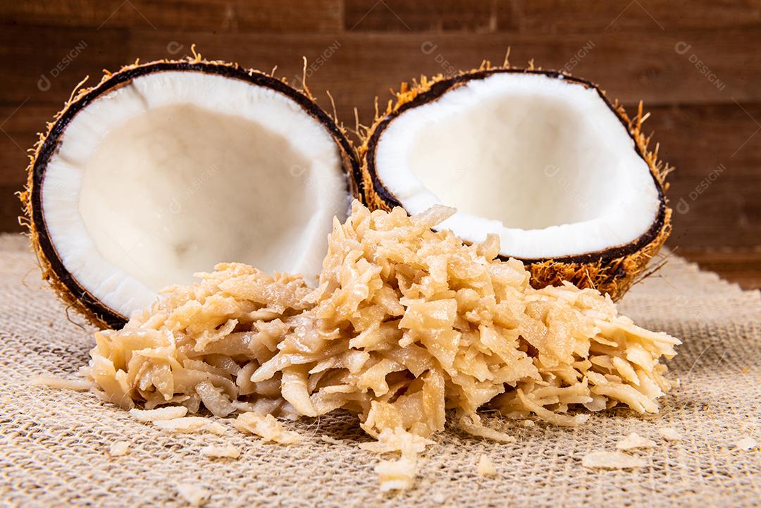 Cocada na mesa de madeira. Doce de coco tradicional de Brasil