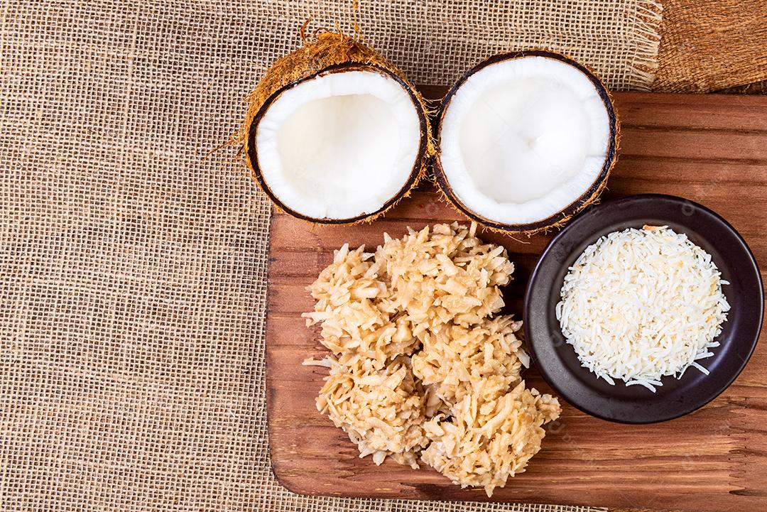 Cocada na mesa de madeira. Doce de coco tradicional de Brasil