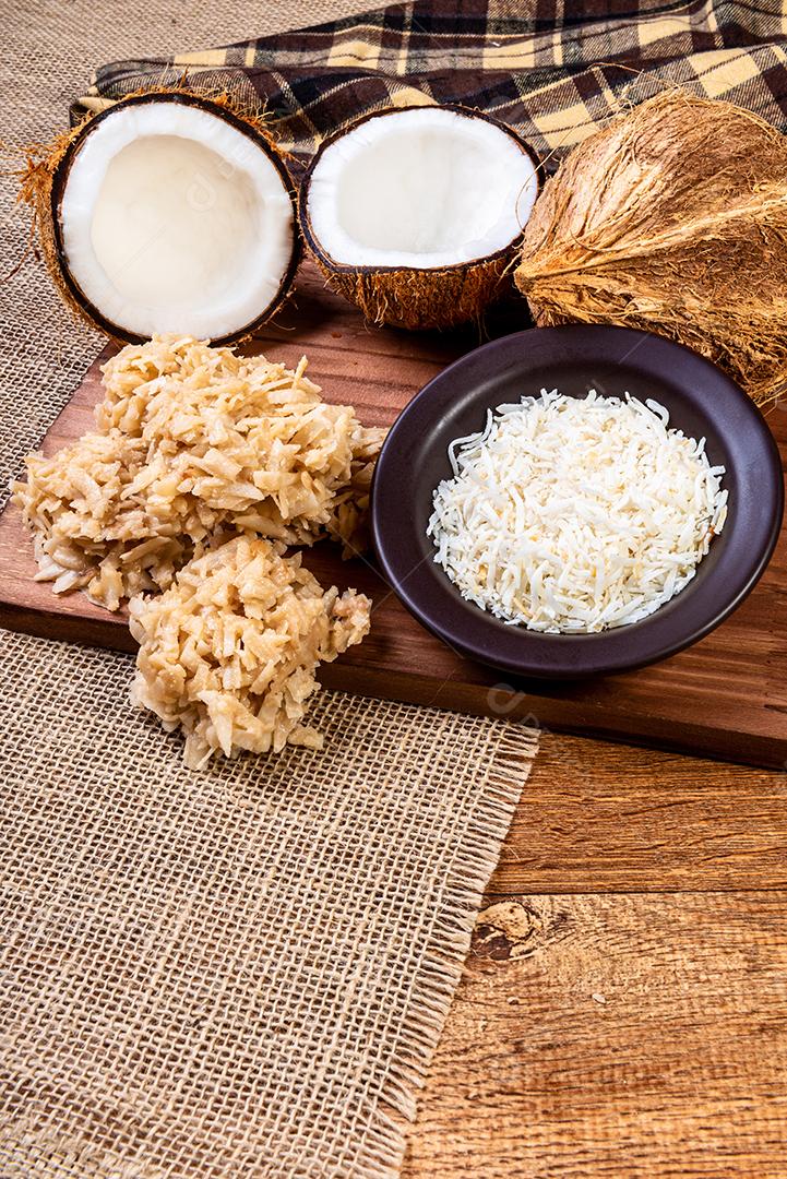 Cocada na mesa de madeira. Doce de coco tradicional de Brasil