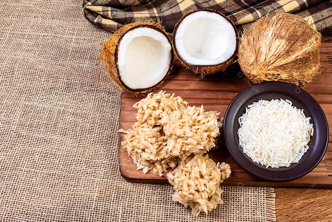 Cocada na mesa de madeira. Doce de coco tradicional de Brasil