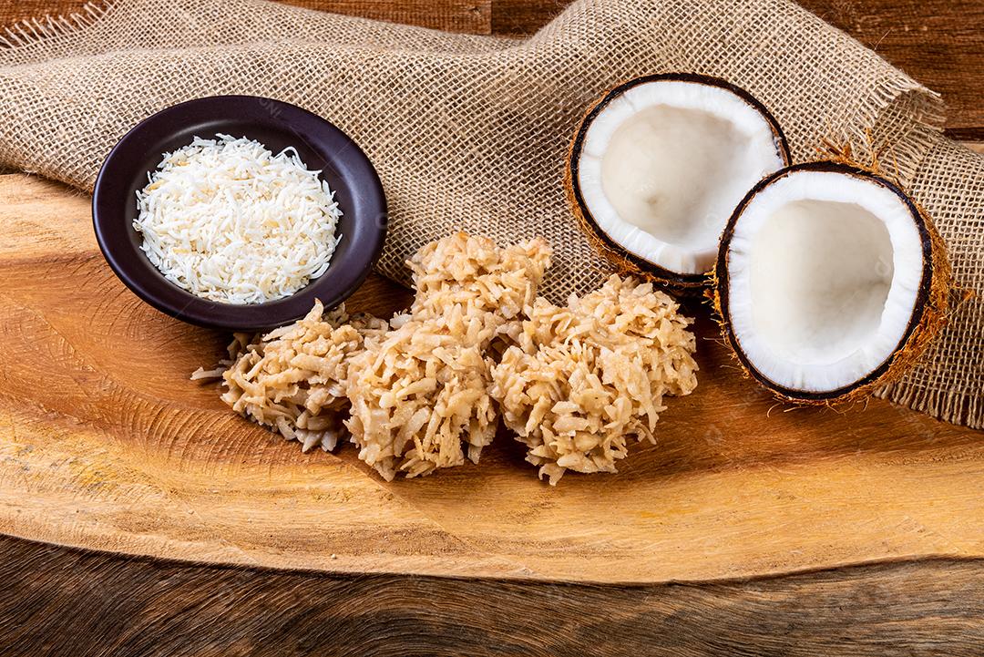 Cocada na mesa de madeira. Doce de coco tradicional de Brasil