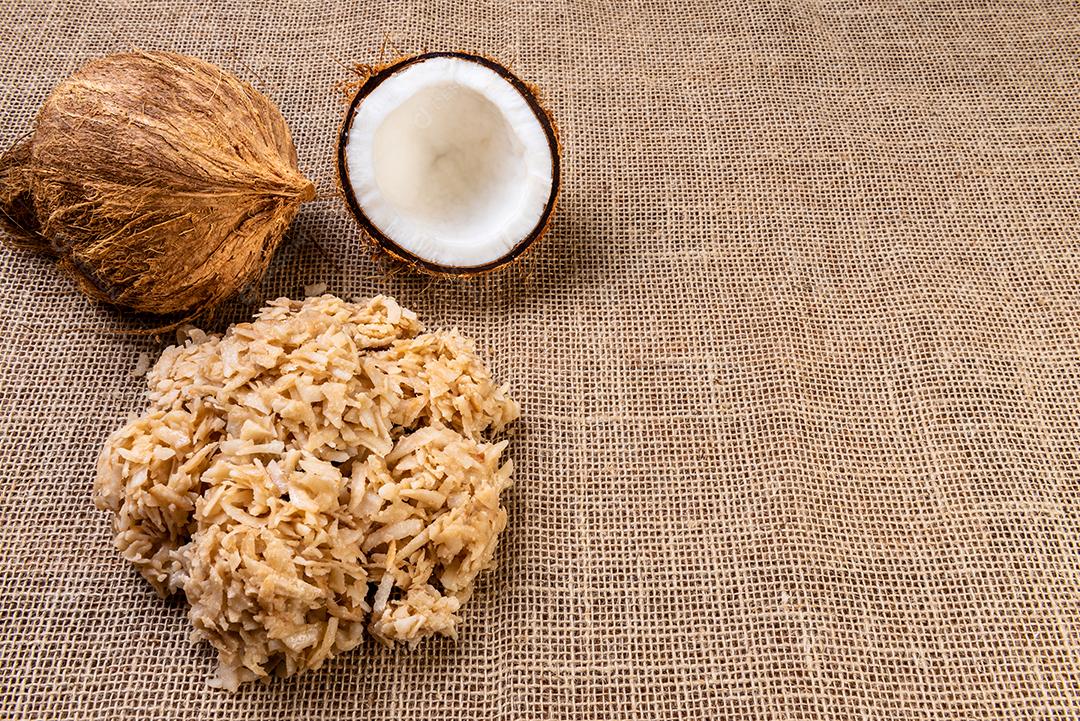 Cocada na mesa de madeira. Doce de coco tradicional de Brasil
