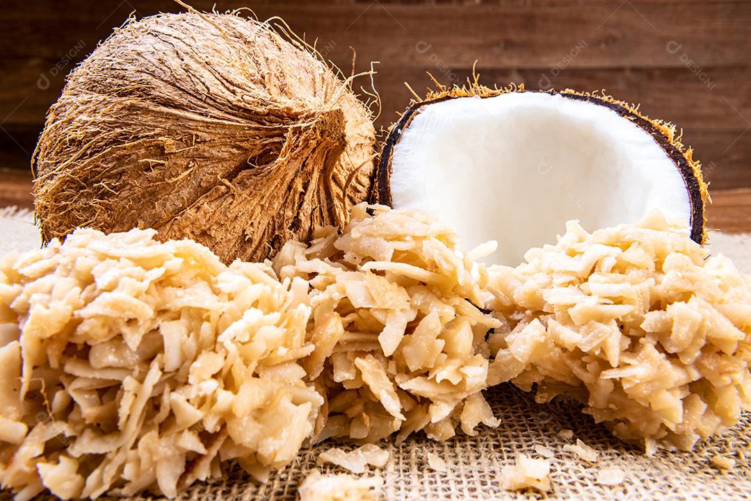 Cocada na mesa de madeira. Doce de coco tradicional de Brasil