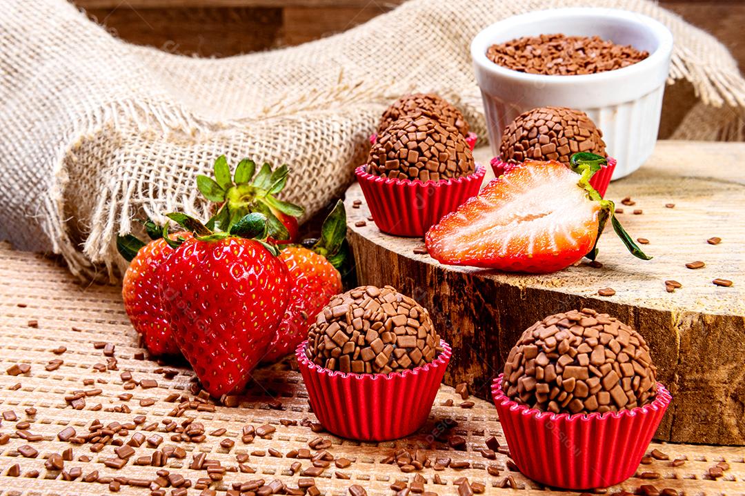 Brigadeiro. Doces tradicionais de chocolate brasileiro