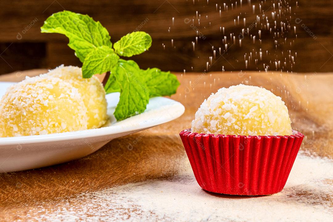 Brigadeiro. Doces tradicionais de chocolate brasileiro