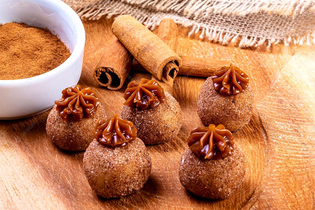Brigadeiro. Doces tradicionais de chocolate brasileiro