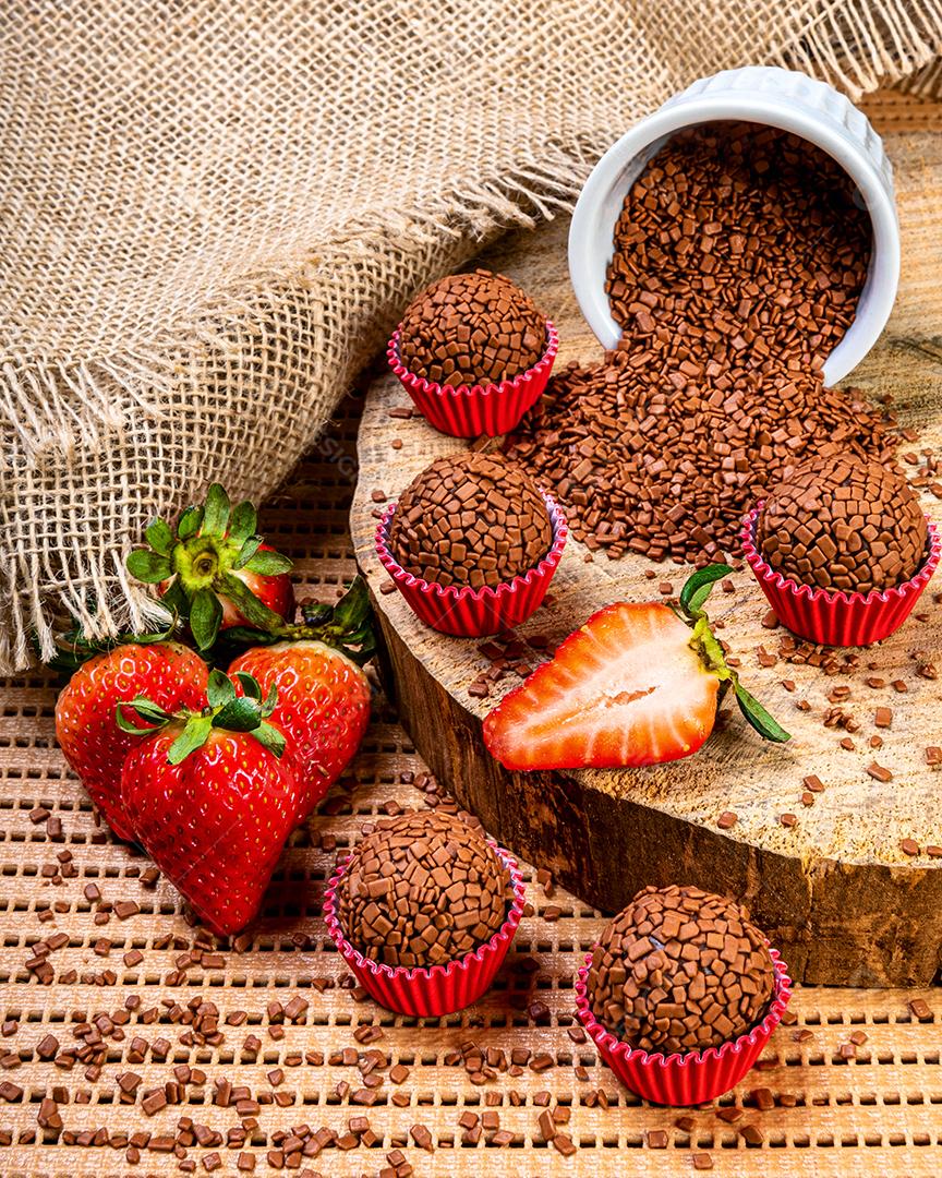 Brigadeiro. Doces tradicionais de chocolate brasileiro