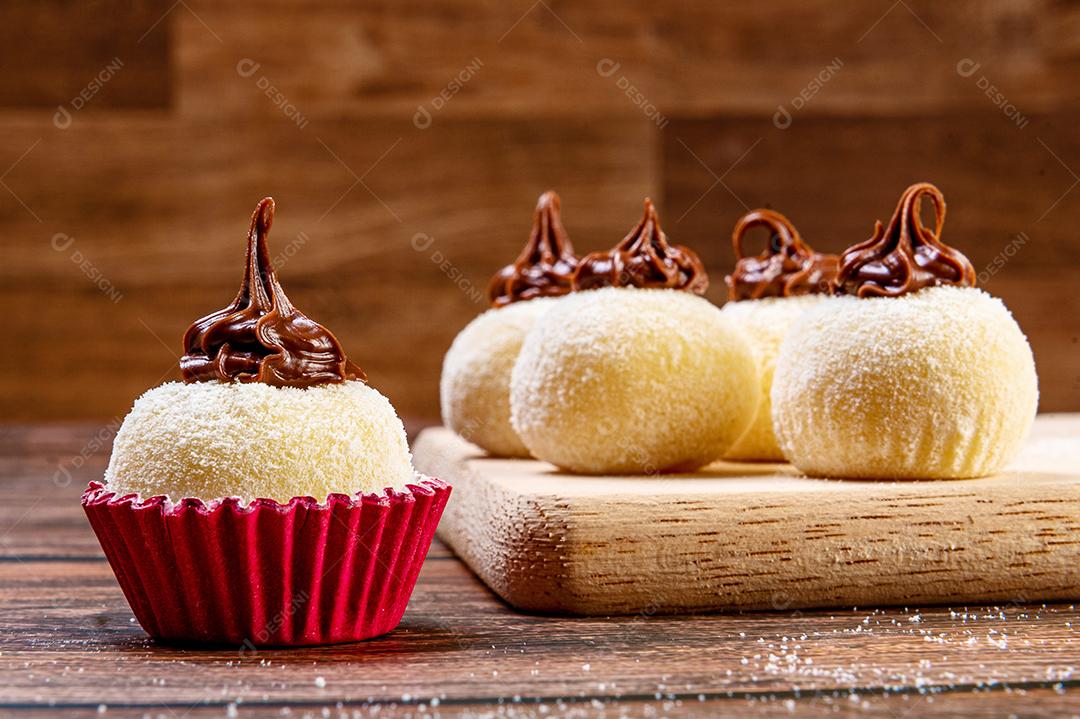 Brigadeiro. Doces tradicionais de chocolate brasileiro