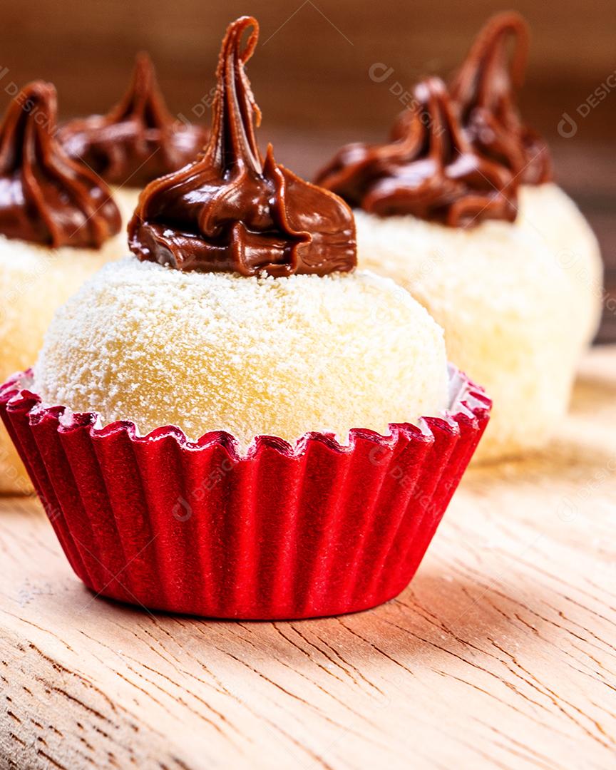 Brigadeiro. Doces tradicionais de chocolate brasileiro