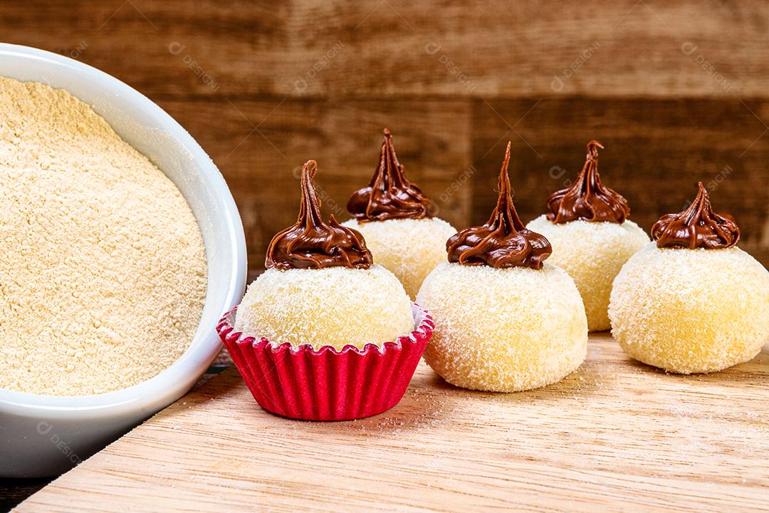 Brigadeiro. Doces tradicionais de chocolate brasileiro