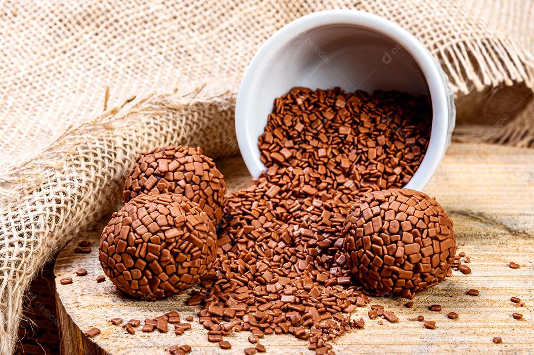 Brigadeiro. Doces tradicionais de chocolate brasileiro