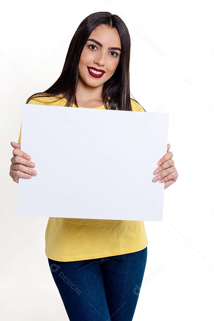 Fotografia de estúdio de mulher brasileira em blusa amarela elegante