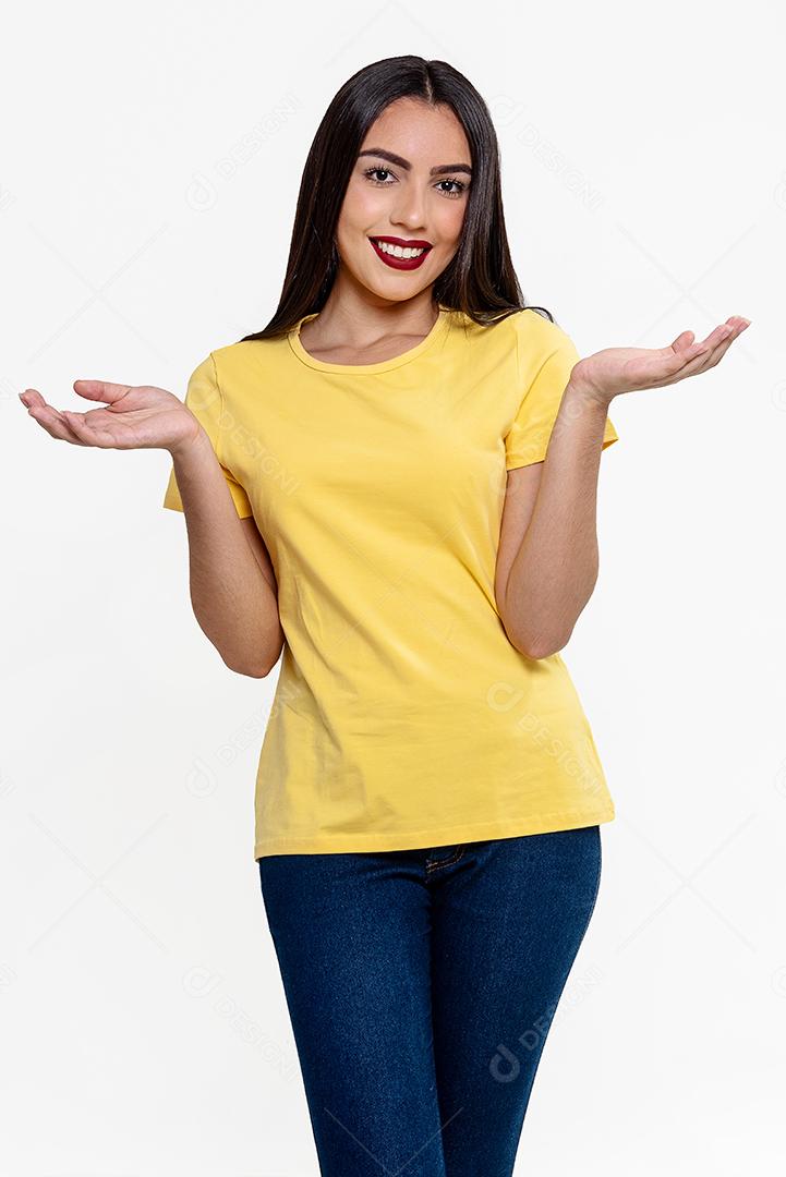 Fotografia de estúdio de mulher brasileira em blusa amarela elegante