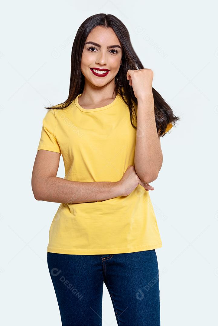 Fotografia de estúdio de mulher brasileira em blusa amarela elegante