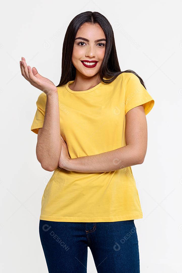 Fotografia de estúdio de mulher brasileira em blusa amarela elegante