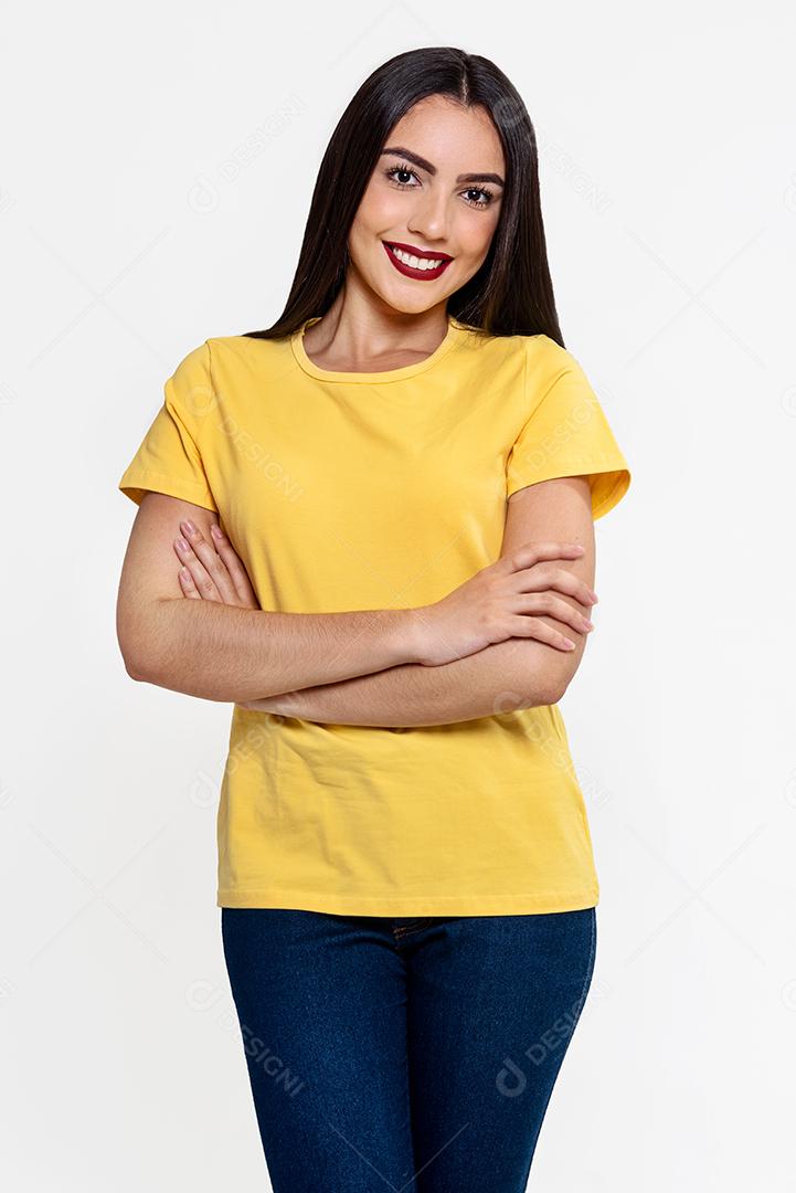 Fotografia de estúdio de mulher brasileira em blusa amarela elegante