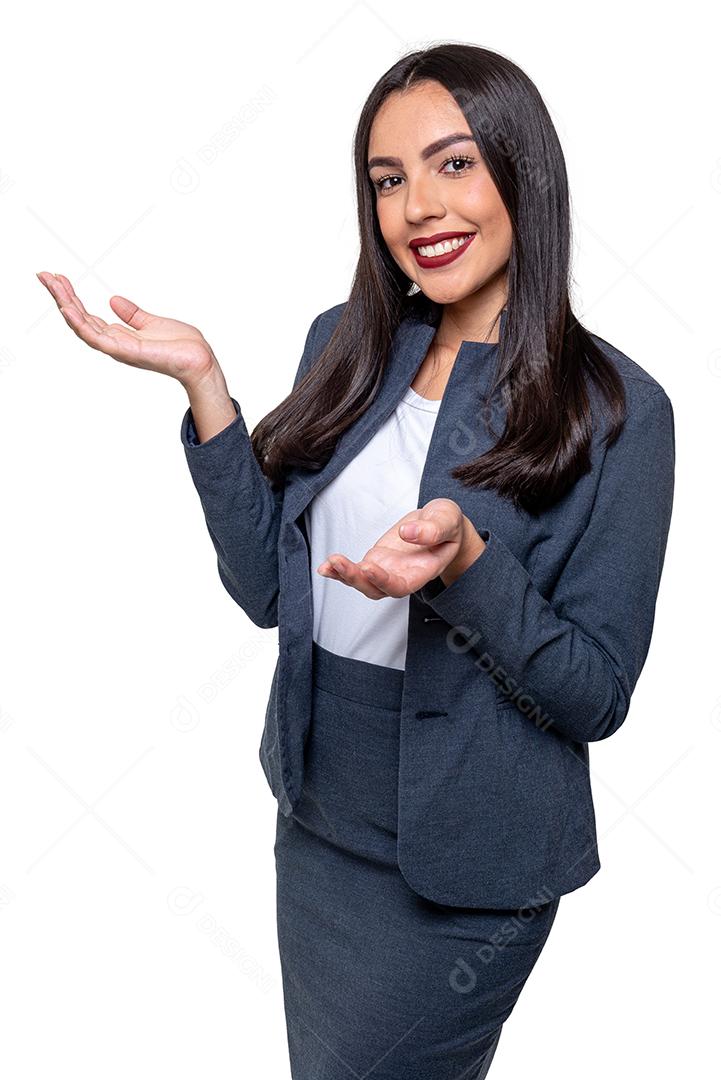 Mulher executiva elegante sorrindo e isolada em fundo branco