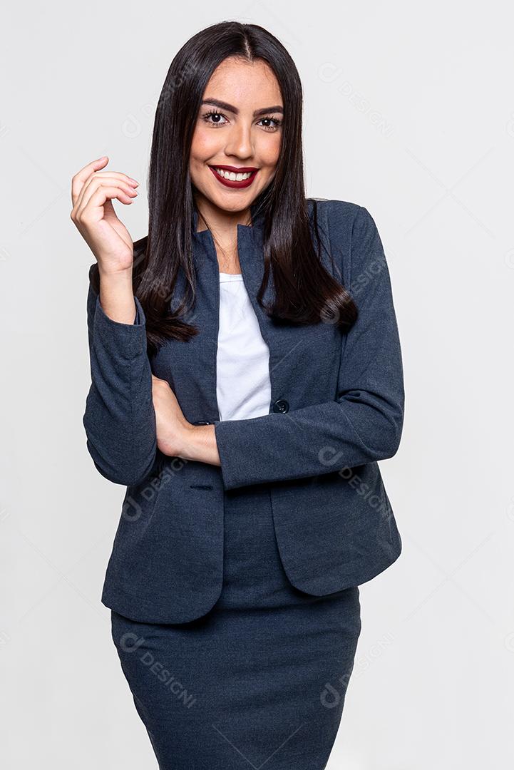 Mulher executiva elegante sorrindo e isolada em fundo branco